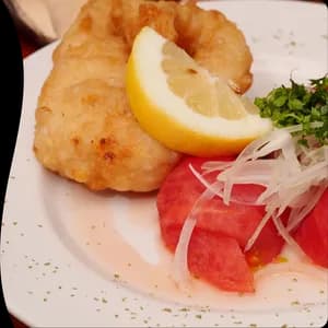 Congrio frito con ensalada surtida