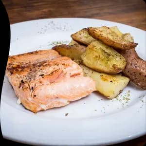 Salmón a la plancha acompañado con papas provenzal.