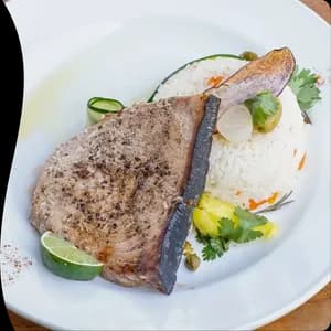 Albacora a la plancha acompañada de arroz blanco.