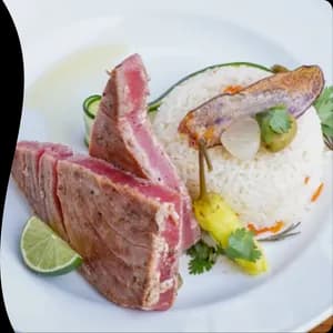 Atún a la plancha acompañado de arroz blanco.