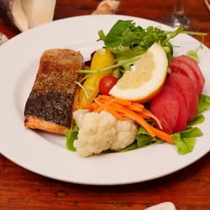 Salmón a la plancha con ensalada surtida