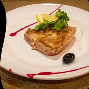 Atún a la plancha acompañado con papas provenzal.