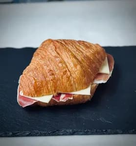 Croissant serrano